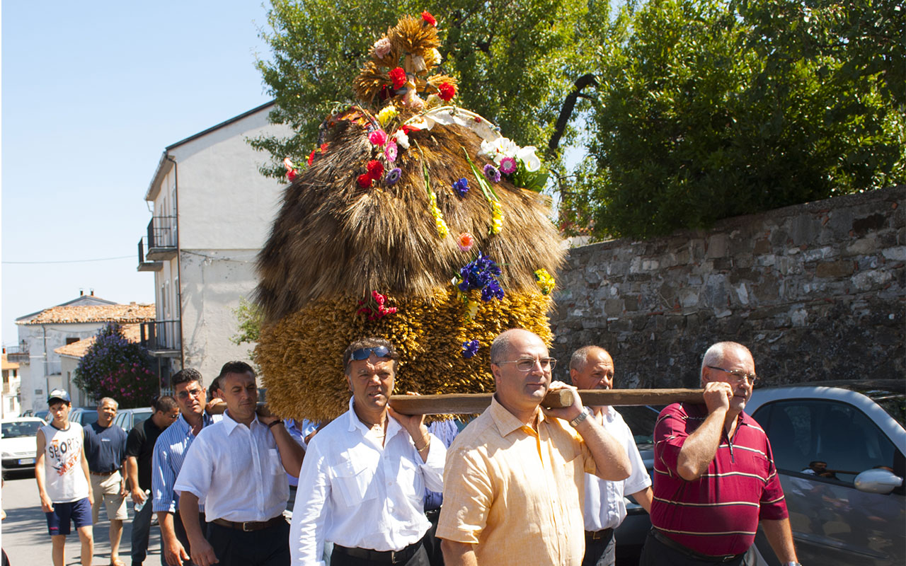 San Paolo Albanese – La festa del grano, la danza del falcetto, il museo della ginestra